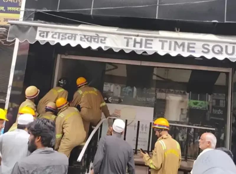 मानकनगर क्षेत्र में घड़ी शोरूम में लगी भीषण आग,व्यापारी का लाखो का नुकसान  

