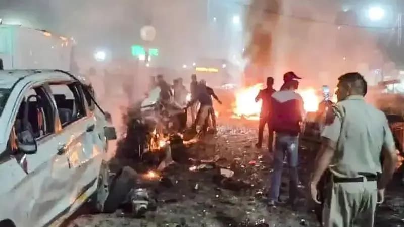 दिल्ली में लाल किले के पास कार में धमाका ,13 की मौत 30 घायल, वाहनों के परखच्चे उड़े