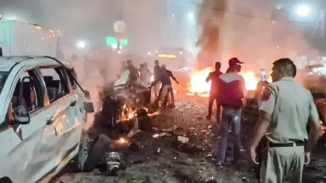 दिल्ली में लाल किले के पास कार में धमाका ,13 की मौत 30 घायल, वाहनों के परखच्चे उड़े