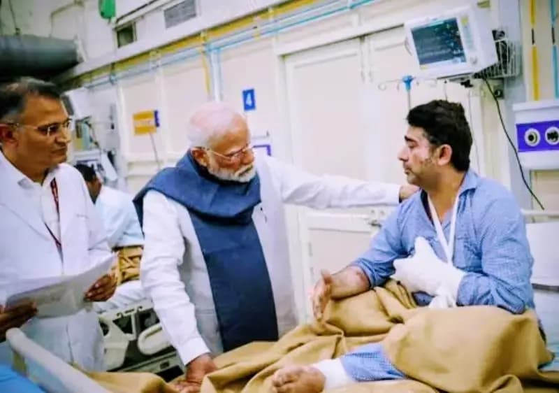 प्रधानमंत्री नरेंद्र मोदी ने दिल्ली में हुए बम धमाके में घायल हुए लोगों से की मुलाकात