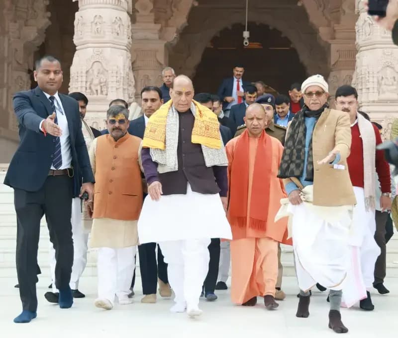  मुख्यमंत्री व रक्षा मंत्री ने हनुमानगढ़ी और रामलला के किए दर्शन-पूजन