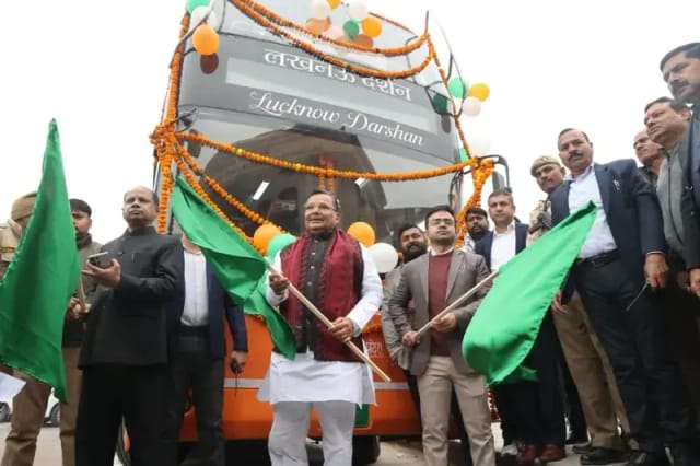   जयवीर सिंह ने  1090 चौराहे सेलखनऊ दर्शन इलेक्ट्रिक डबल डेकर बस को हरी झंडी दिखाकर  किया रवाना 
